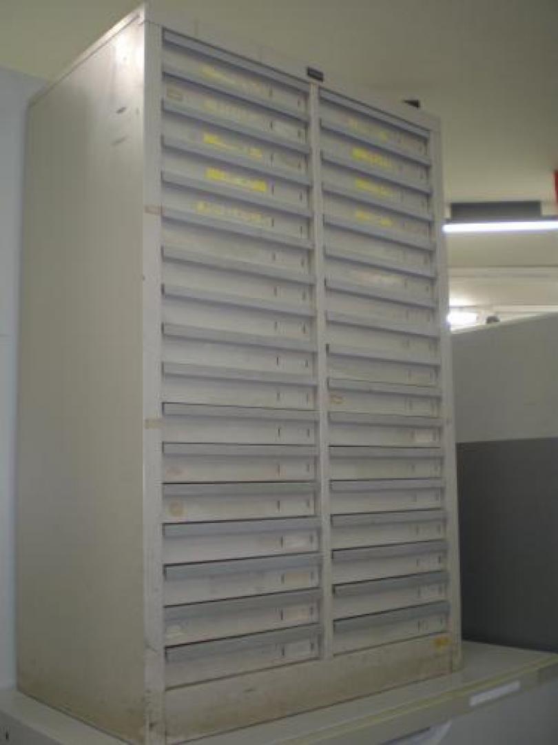 値下げしました!!スチール製　トレー　2列　34段　A4サイズ　クリアファイルごと入ります。
                                    中古
            