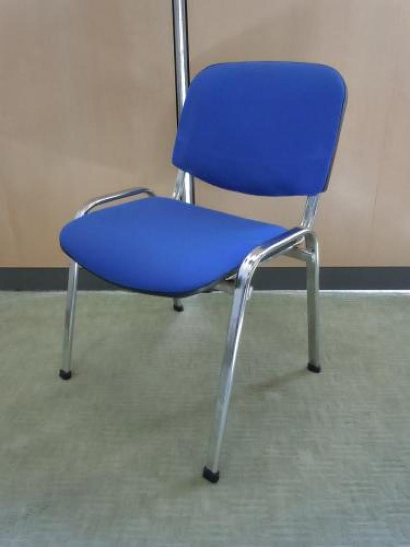 ★★★飯田橋店の特売品★★★　【4脚揃います　スタッキングチェア】　　■　明るいブルー色です【会議チェア】
                                    中古
            
