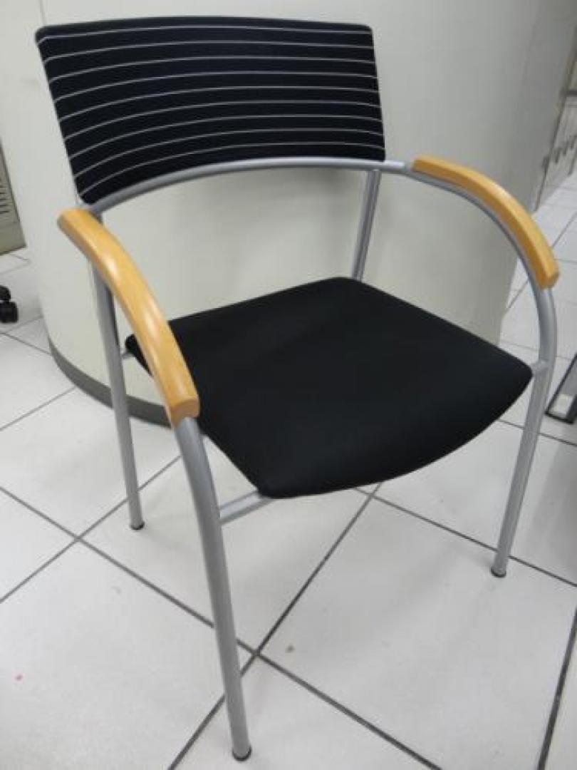 スタッキングチェア　肘付き【会議チェア】
                                    中古
            