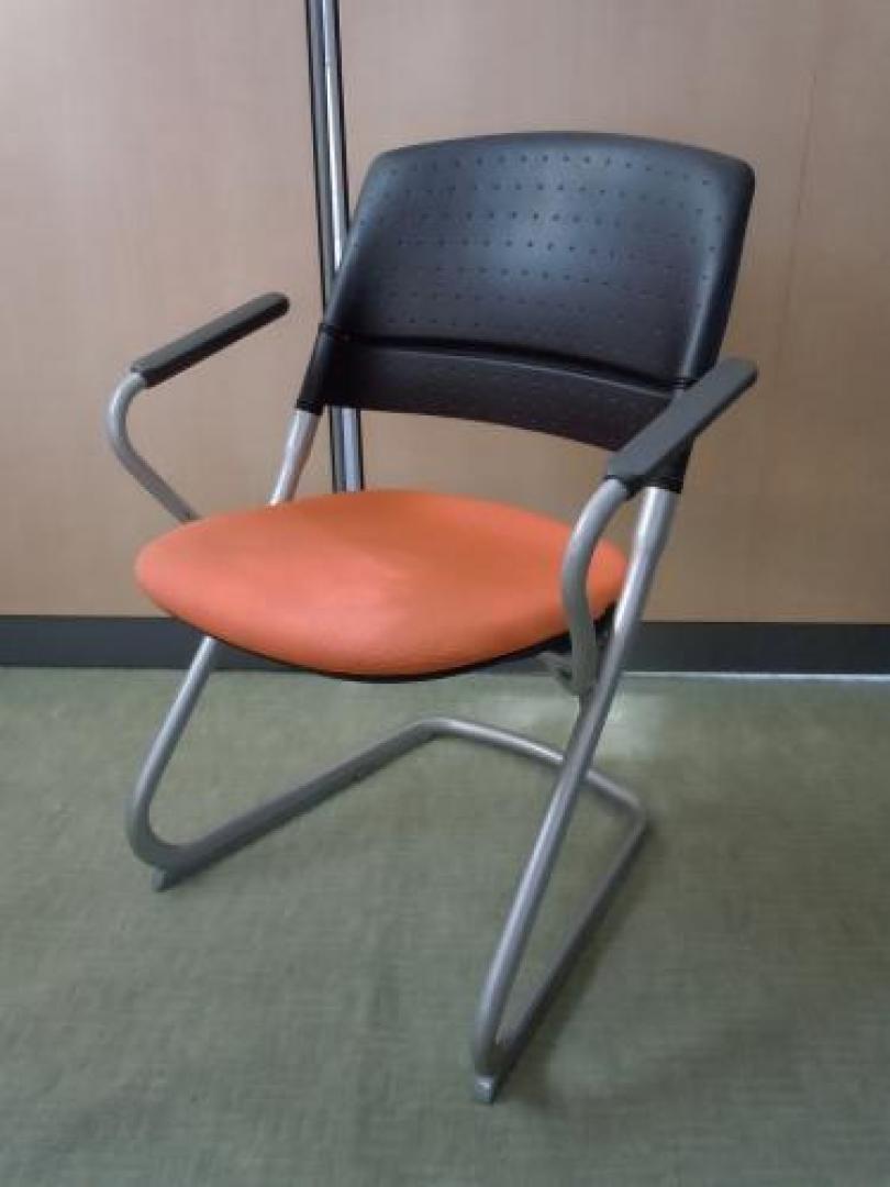 【１脚余りのた値下げしました】　■　オカムラ　okamura　　■　リータミーティングチェア　LITA　■　背カバーなしオレンジ【会議チェア】
                                    中古
            