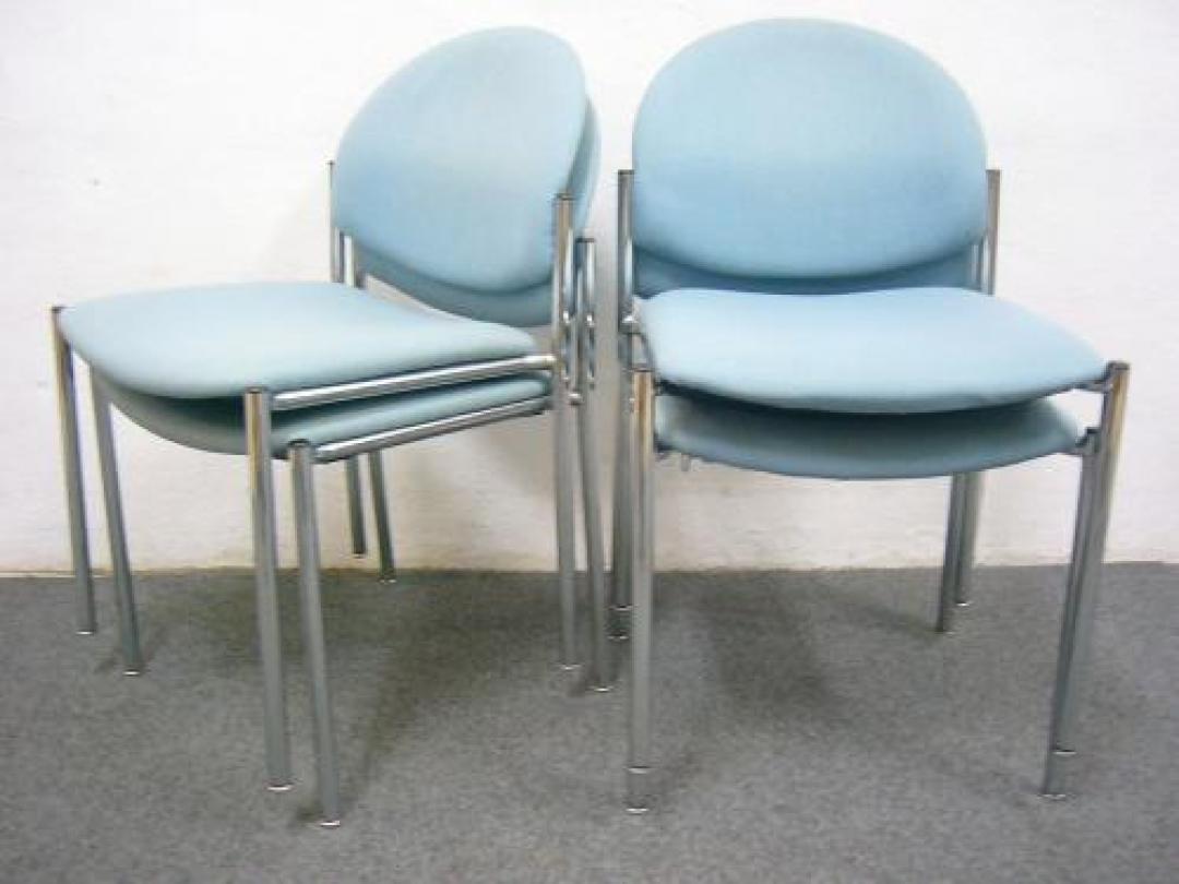 【少々難有り※写真参照】■4脚セット　■メーカー：コクヨ製　■タイプ：スタッキングチェア　■色：ブルー　■おススメのテーブルサイズは幅1500奥行き750高さ700です。【会議チェア】
                                    中古
            