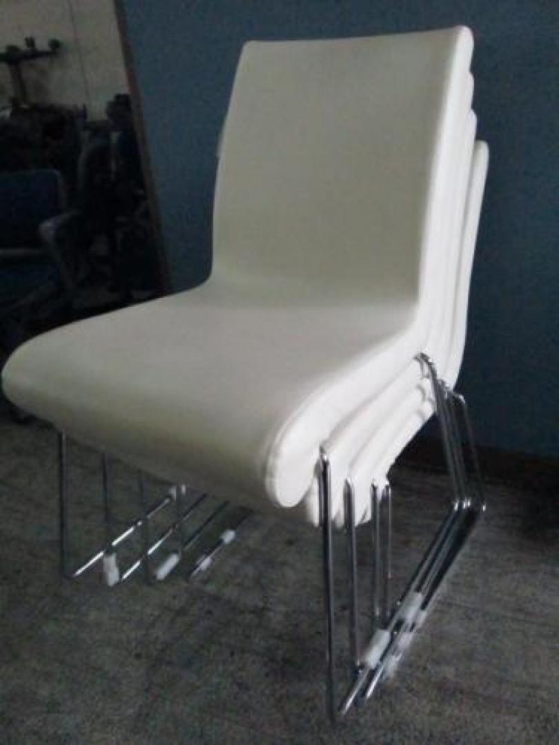 ☆★　スタッキングチェア　４脚セット　ホワイト　☆★【会議チェア】
                                    中古
            