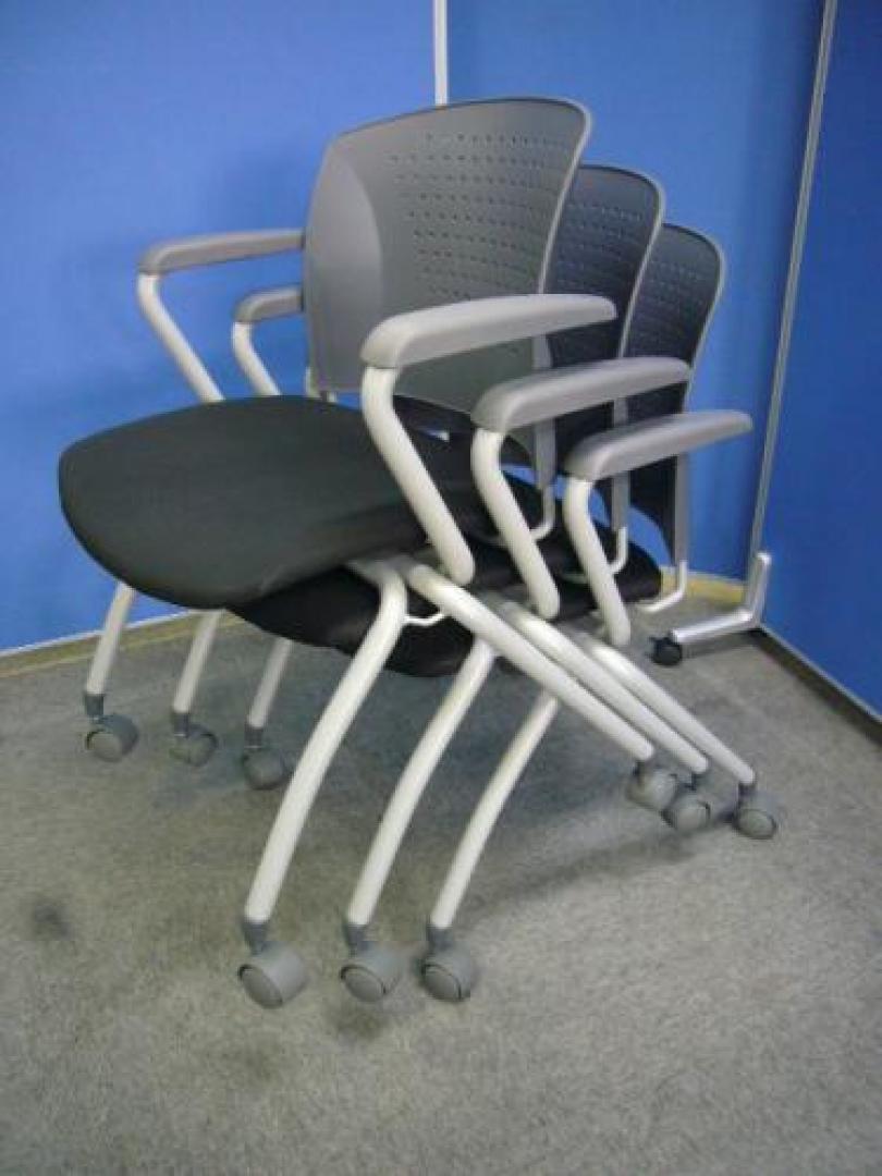 【移動ラクラク♪ネスティングチェア残り2脚】☆メーカー：アイコ☆カラー：グレー※上に重ねられるのでとても便利ですよ♪【会議チェア】
                                    中古
            