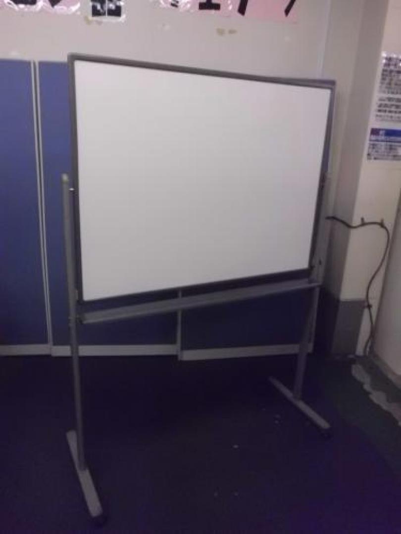【両面使えます。】　脚付き　ホワイトボード　■ボード幅1200　
                                    中古
            