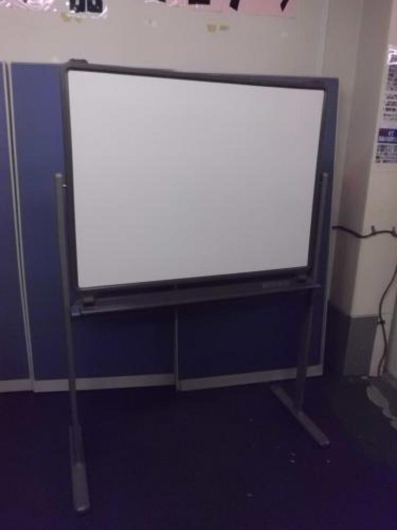 【ワンタッチボタンでボードが回転します！】　使いやすい両面ホワイトボード
                                    中古
            