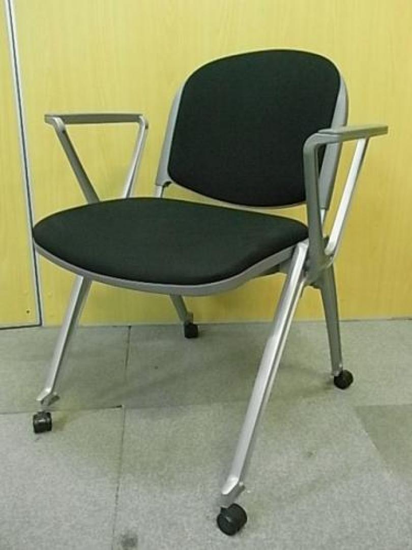 ■内田洋行 ■スタッキングチェア（キャスター付き）４脚セット〜上に重ねられます！〜【会議チェア】
                                    中古
            