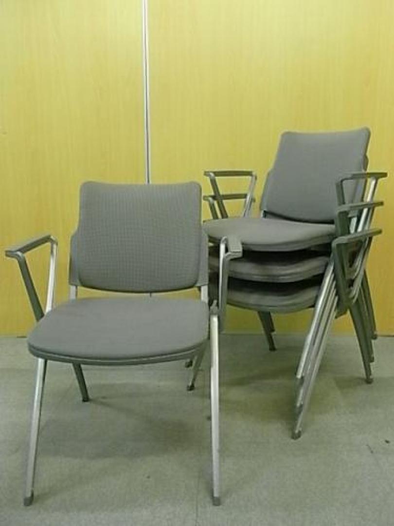 【便利な肘付♪】■内田洋行　■会議用チェア　スタッキングタイプ　４脚セット　【セット商品】【会議チェア】
                                    中古
            