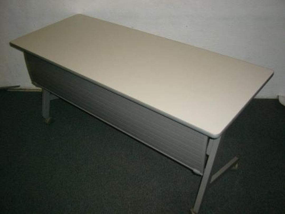 ■メーカー：イトーキ　■タイプ：スタックテーブル　■幕板付　
                                    中古
            