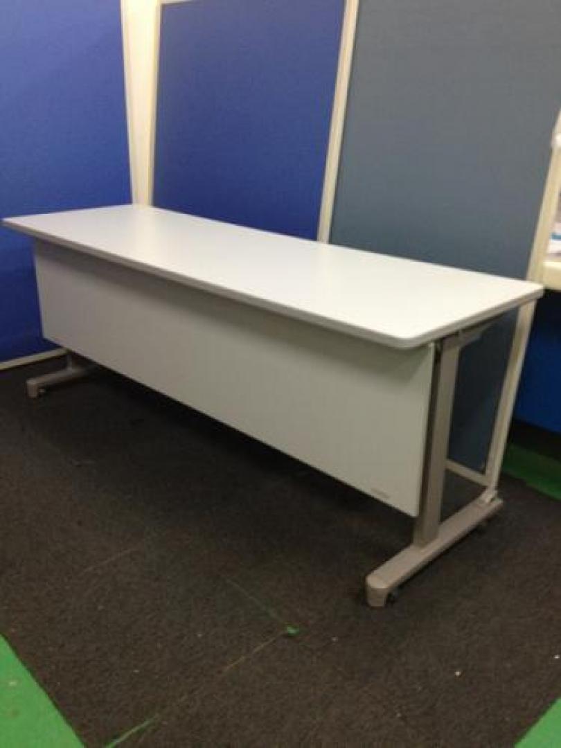 12/24更新情報　ラスト1台のため【イトーキ】【ITOKI】【サイドスタックテーブル】【折りたたみ】
                                    中古
            