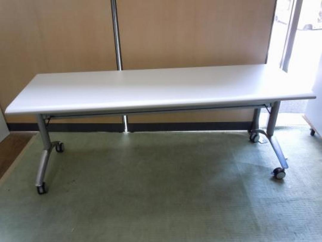 【おつとめ品】★★★飯田橋店の特売品★★★　【W1800D600サイズ】　スタックテーブル　■　イナバ　■　会議室の必需品
                                    中古
            