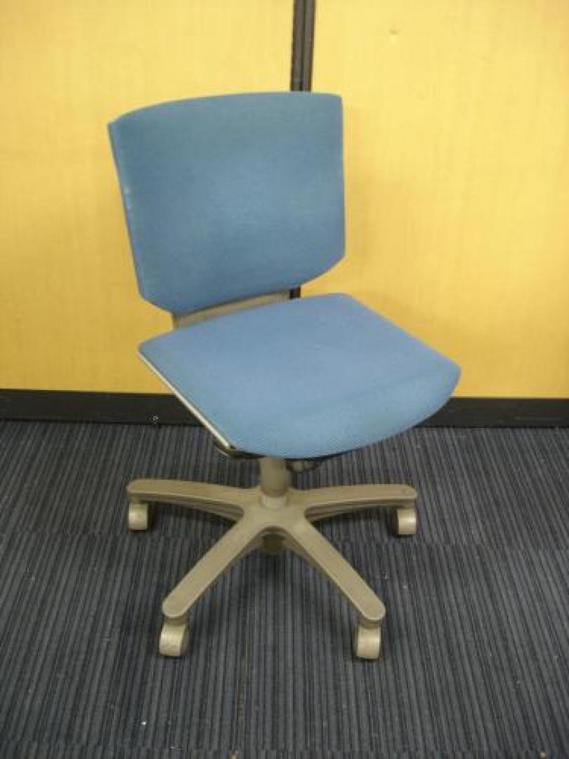 中古】トリノチェア イトーキ/ITOKI 肘無ローバックチェア 68705