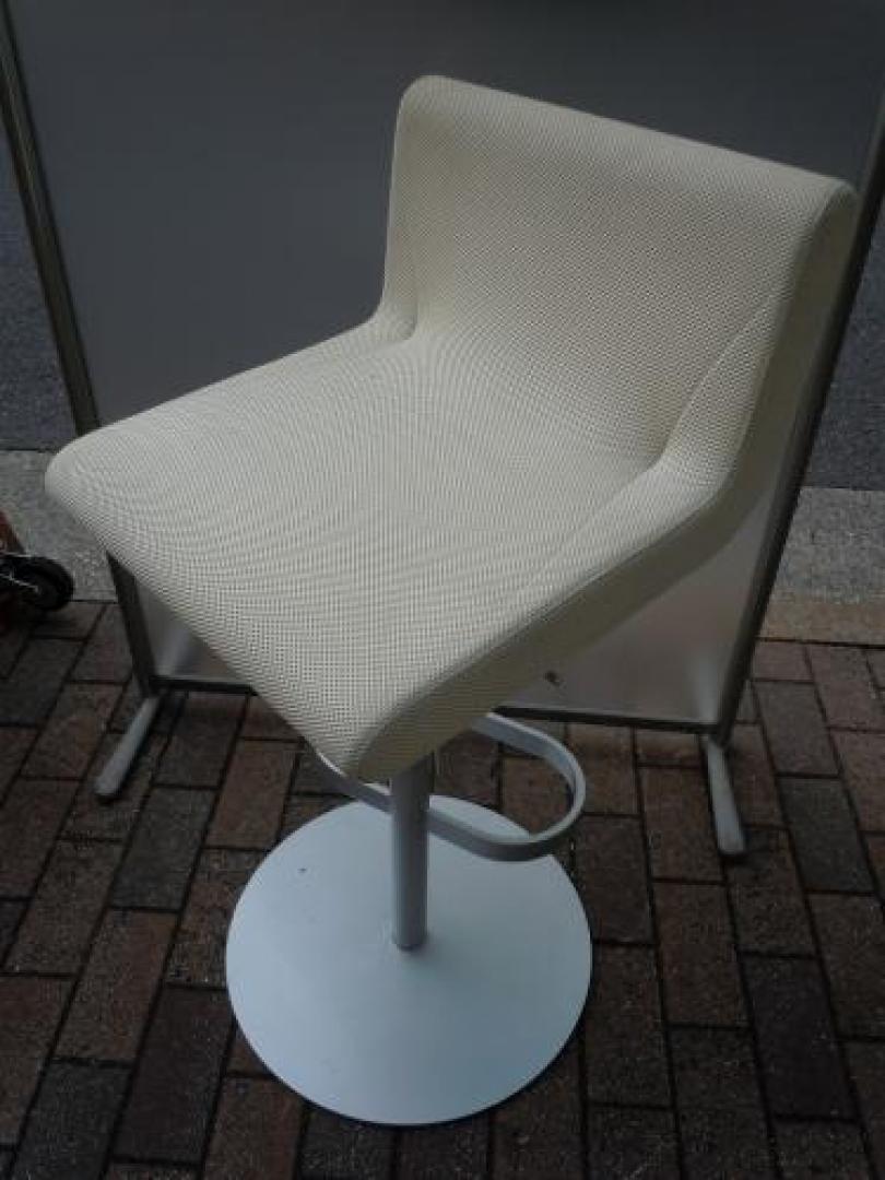 カウンターチェア　■　カッシーナ（Ｃassina)　■　ブーメランシリーズ　■　背座の大きさとモールドウレタンが生み出す快適性が人気
                                    中古
            