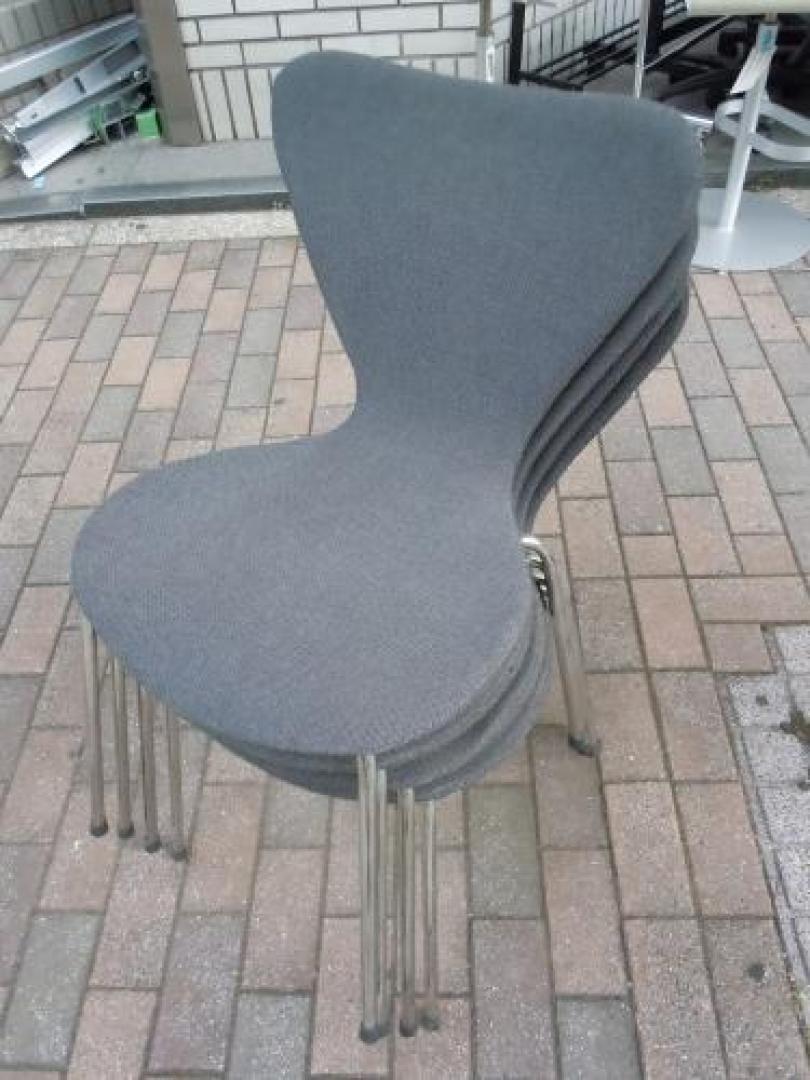 ★★★飯田橋店の特売品★★★　【４脚セット商品】　　■　スタッキングチェア　■　ノーブランド　■　シックなグレー色です　【会議チェア】
                                    中古
            