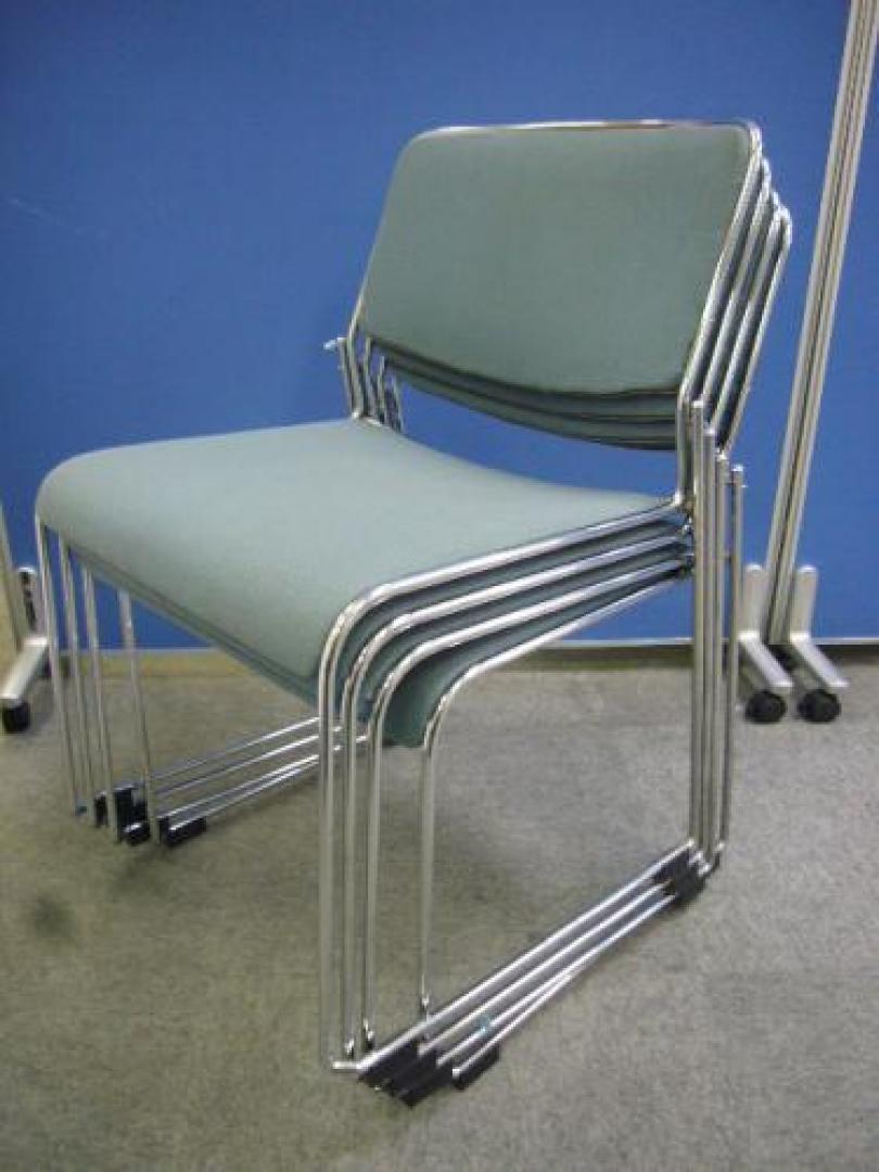 【スタッキングチェア4脚セット】■メーカー：イトーキ■カラー：グレー■状態：普通※上に重ねられるので、収納に便利です!!【会議チェア】
                                    中古
            