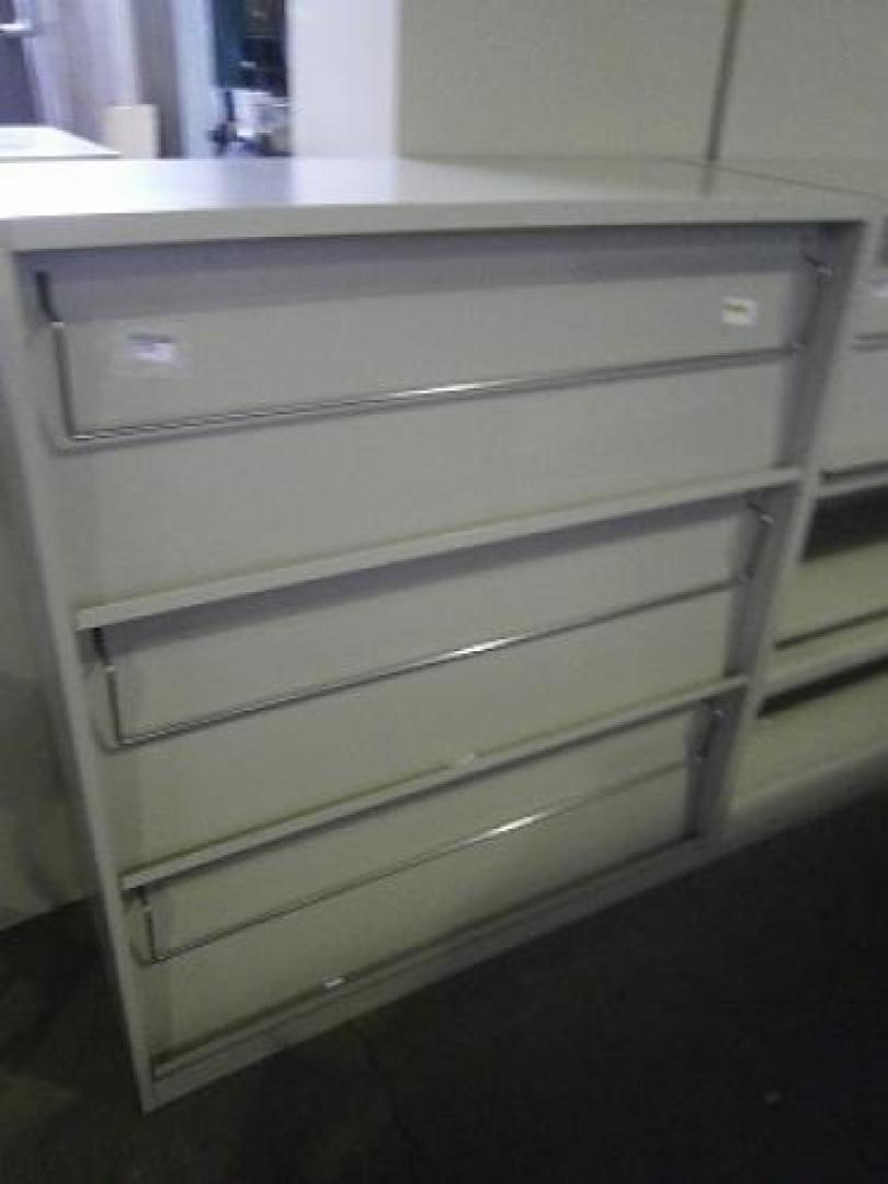 コクヨ【雑誌架】カタログ等陳列するなら、この書庫です。
                                    中古
            