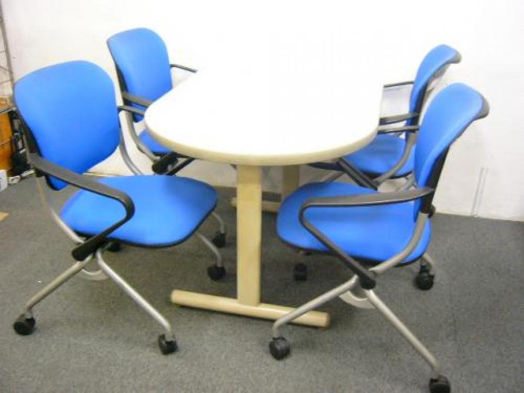 【訳有りお値打ちセット】■イスとテーブルがセットで2750円offの13000円（税込み）　■楕円形テーブルのネスティングチェア4脚　■限定1セット 【セット商品】【会議チェア】
                                    中古
            