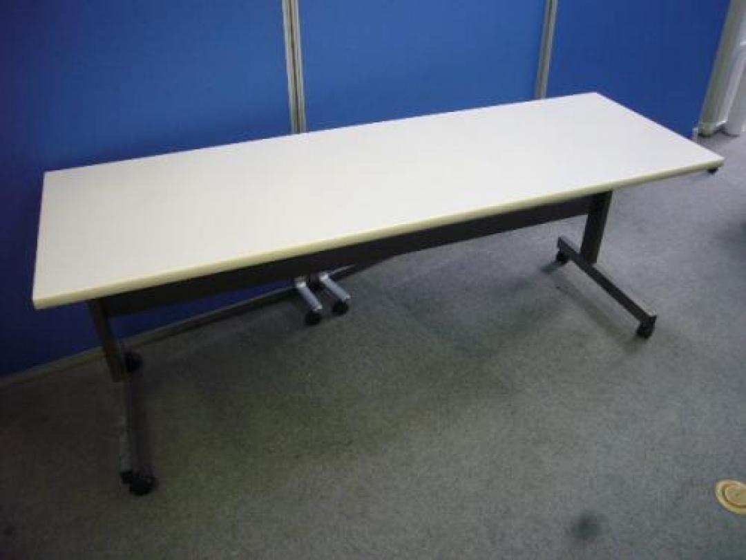 【サイドスタックテーブル】■メーカ：イトーキ■カラー：ホワイト■サイズ：W1800D600H700※キャスター付きなので、移動もラクラク!!
                                    中古
            