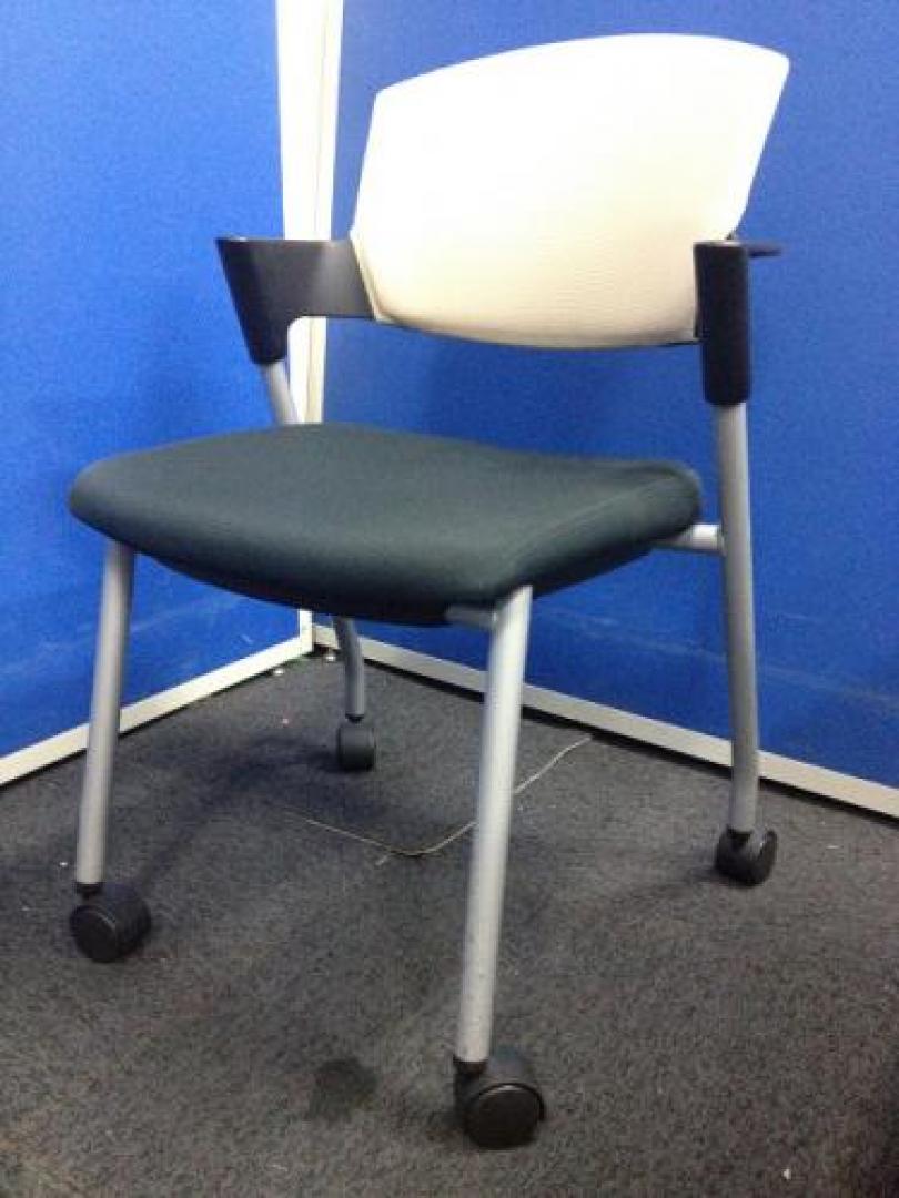 10/9在庫情報【kokuyo】【コクヨ】【プロッティ】【肘付】【ミーティング】【会議チェア】
                                    中古
            