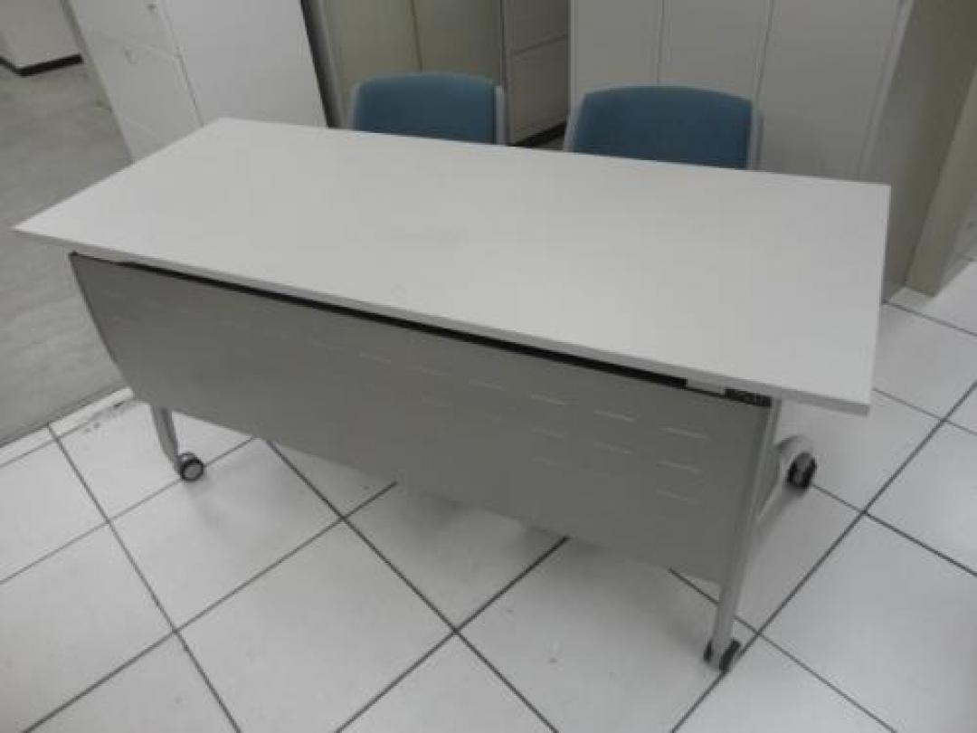 ITOKI製　サイドスタックテーブル　チェア２脚セット　【セット商品】
                                    中古
            