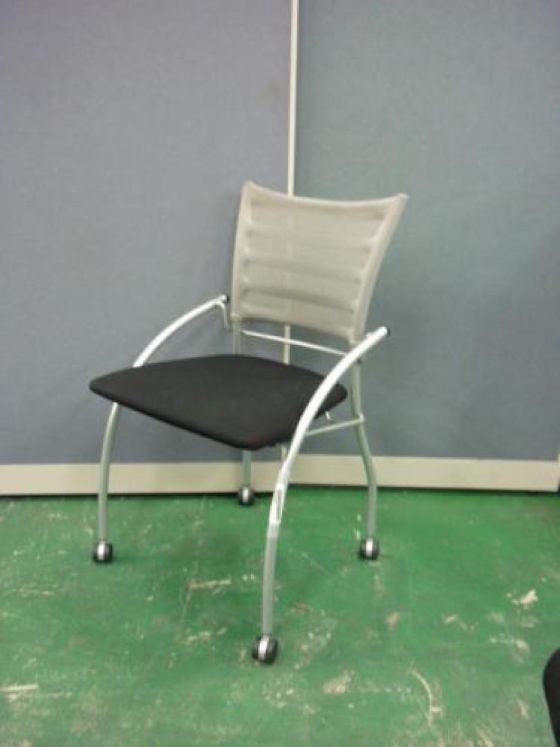 イトーキ製　ネスティングチェア【会議チェア】
                                    中古
            