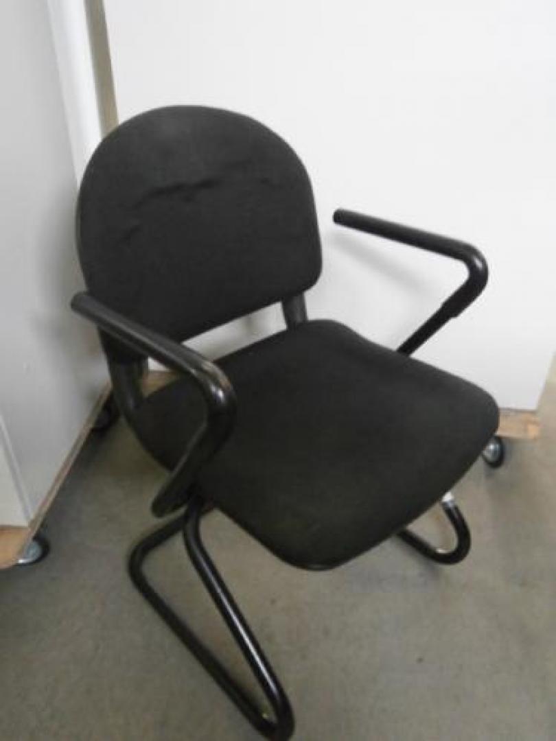 【肘付ミーティングチェア】『九州地区限定　とくとくキャンペーン』九州地区の方限定で10％OFF致します。【会議チェア】
                                    中古
            