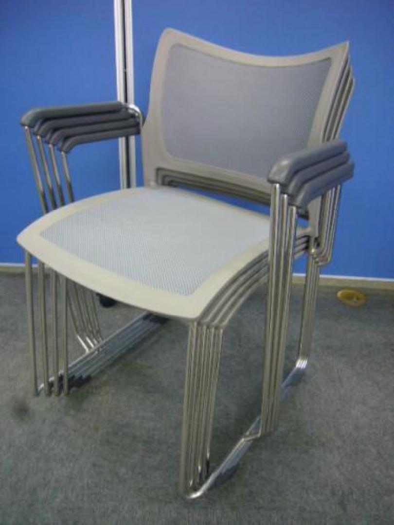 【スタッキングチェア4脚セット】☆メーカー：オカムラ☆シリーズ：ルフト☆カラー：グレー☆肘付き!!※高い収納効率と座り心地の良さを両立させたスタックチェアです!!【会議チェア】
                                    中古
            