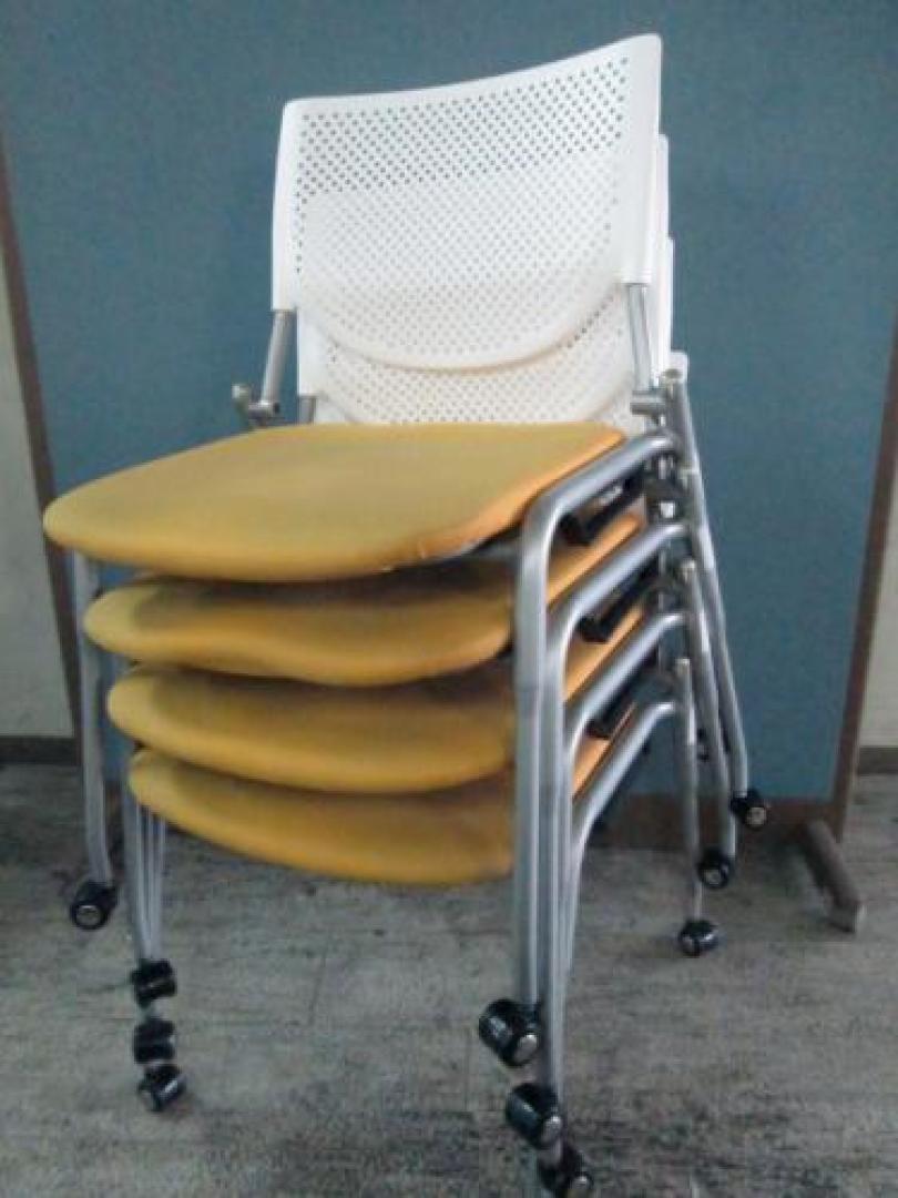 ☆★　オカムラ　スタッキングチェア　キャスター付　プロスタック　イエロー　8脚セット　【セット商品】　☆★ 	【会議チェア】
                                    中古
            