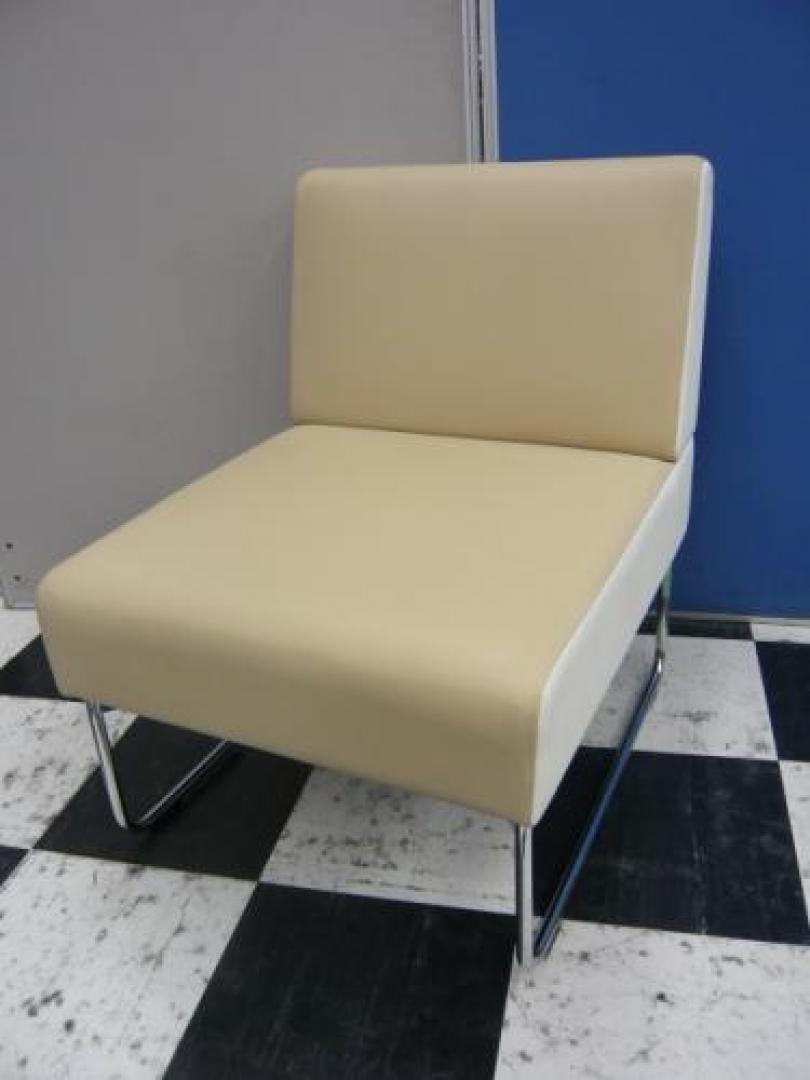■おつとめ品■1人用スツールっぽいチェアが入荷。簡易的な応接ルームにいかがでしょう。高さが低いので、応接用センターテーブルと合います。
                                    中古
            