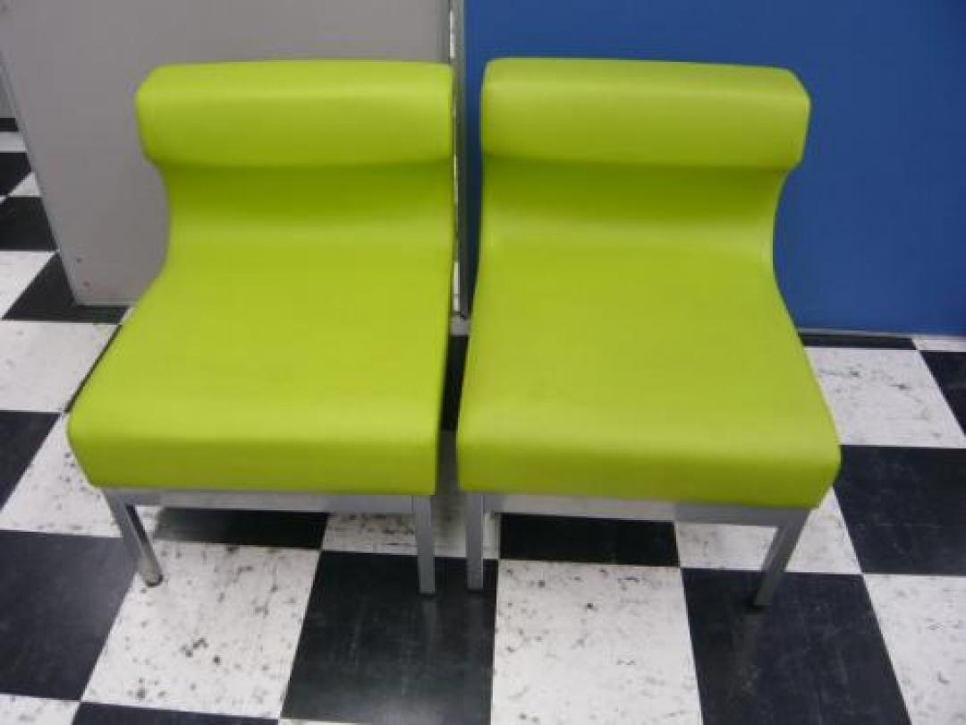 ■おつとめ品■1人用スツールっぽいチェアが入荷。簡易的な応接ルームにいかがでしょう。応接用センターテーブルと合います。こちらはグリーン色。
                                    中古
            