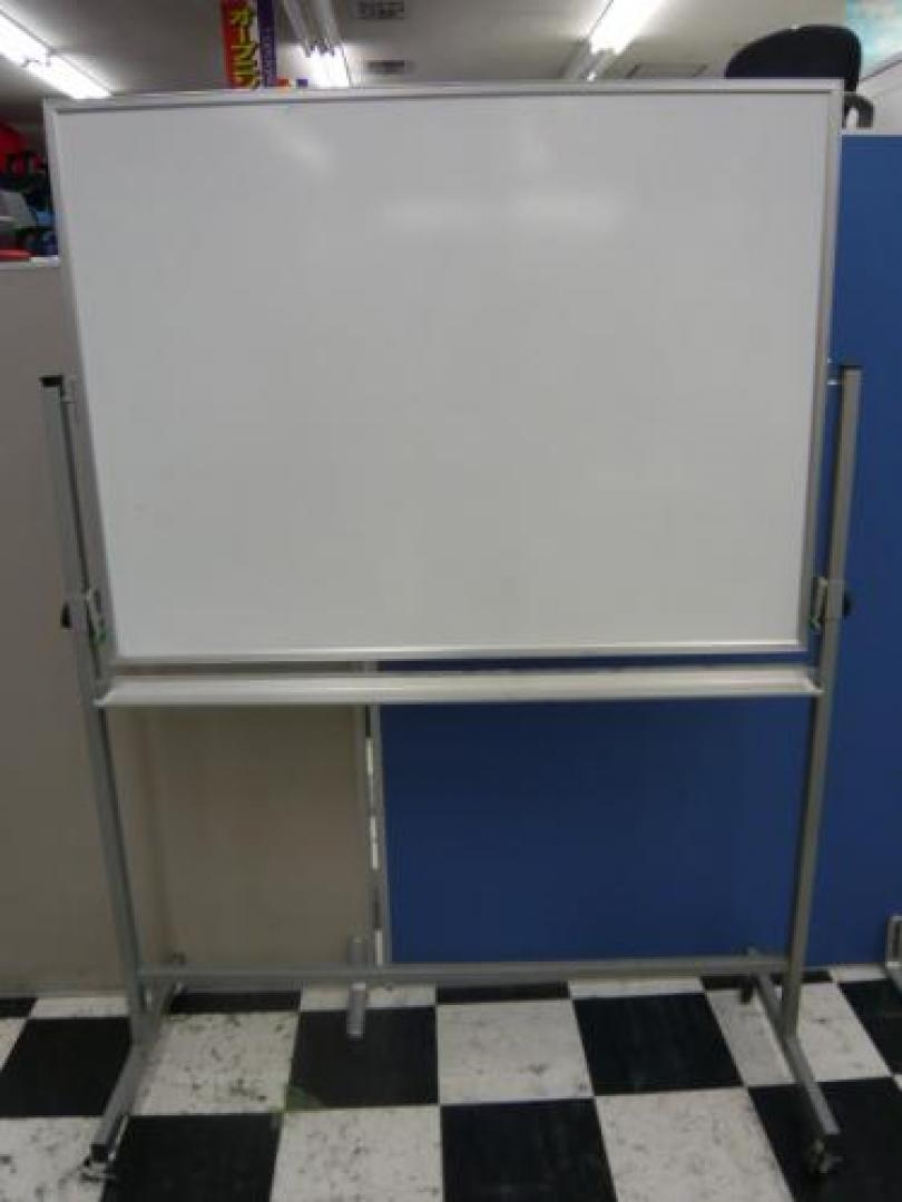 ホワイトボード自立タイプが入荷。片面仕様になります。W1200だから場所をとらない。
                                    中古
            