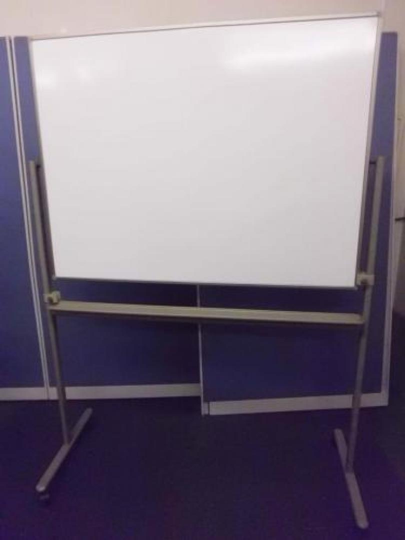 【訳あり！片面にへこみあり】両面ホワイトボード　自立式　使い方次第でオトク！
                                    中古
            