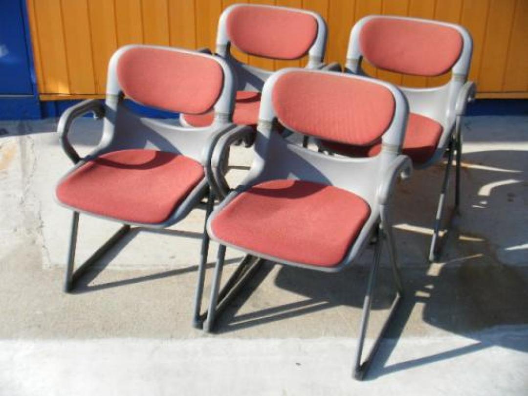 【セット商品】まとめ買いでお得に！！スタックチェア4脚セット【会議チェア】
                                    中古
            