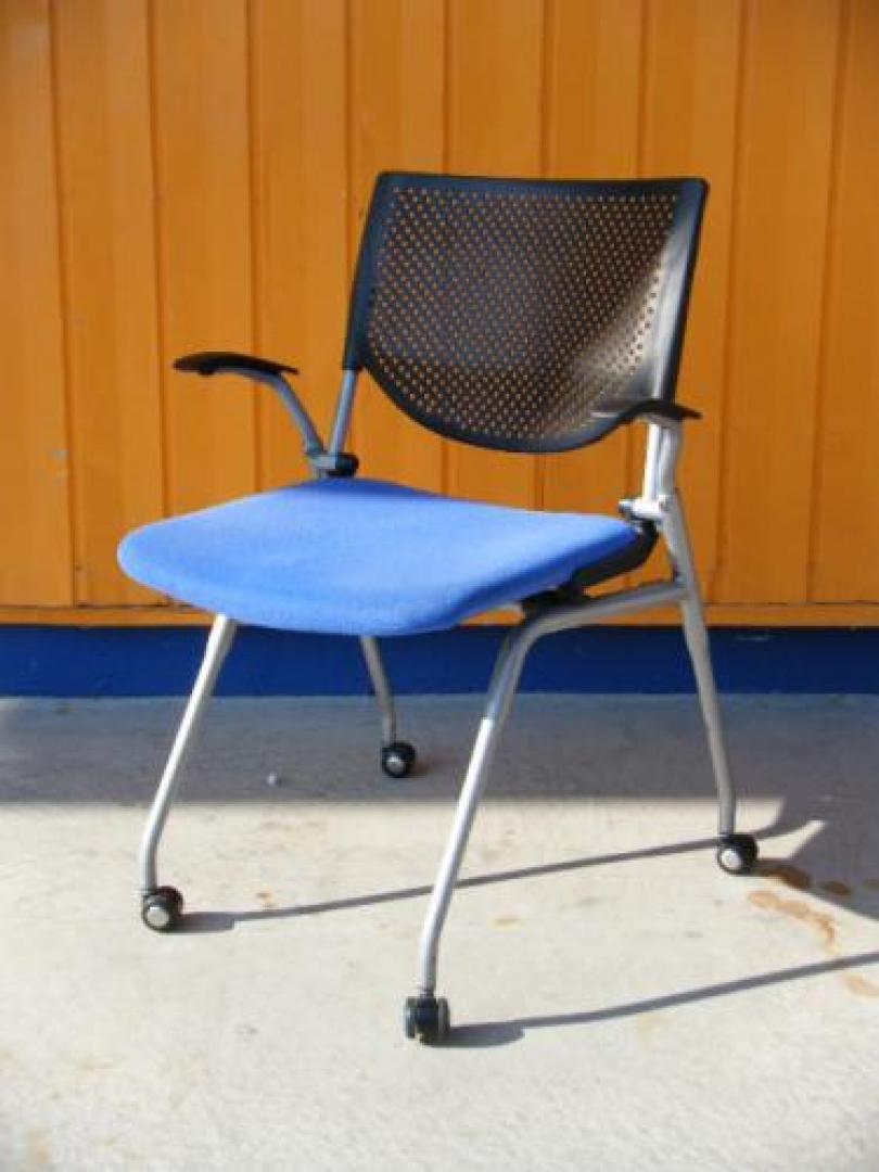 プロスタック肘付タイプ！レア入荷！！【会議チェア】
                                    中古
            