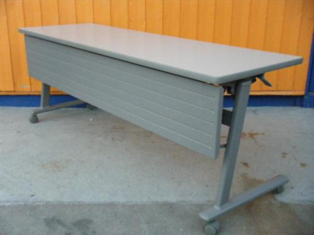 ラスト１台　赤字覚悟のスタックテーブル！
                                    中古
            