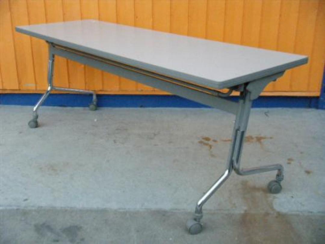 ラスト１台　訳有御免　サイドスタックテーブル
                                    中古
            