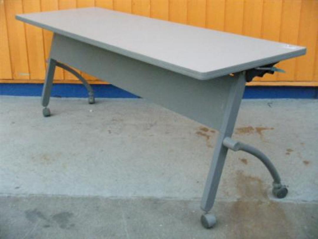 ラスト１台　スタックテーブル
                                    中古
            