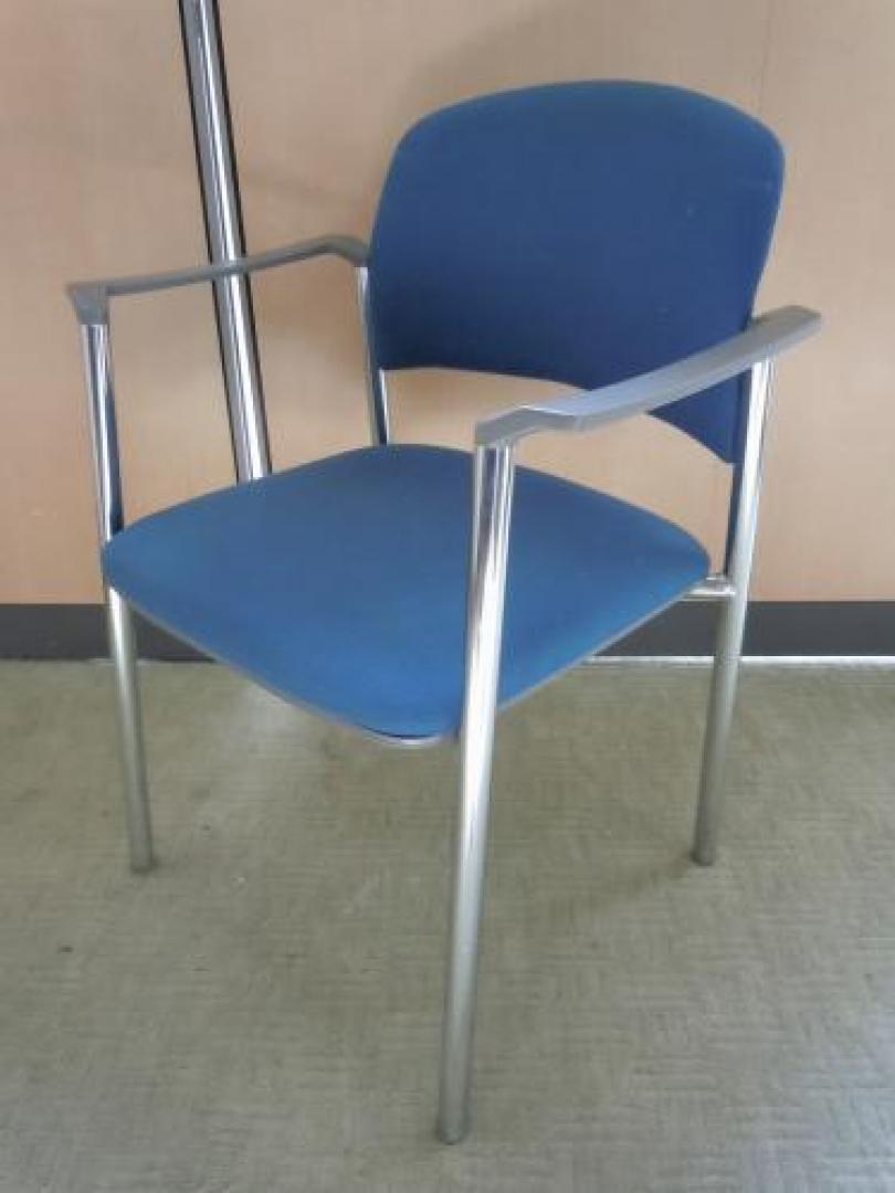 【６脚入荷→残り1脚】【単品のため値下げしました】　スタッキングチェア　■　内田洋行【会議チェア】
                                    中古
            