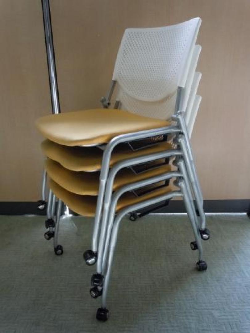 【４脚セット商品】　プロスタックミーティングチェア　■　座面に若干汚れ有り　■　スタッキング可能【会議チェア】
                                    中古
            