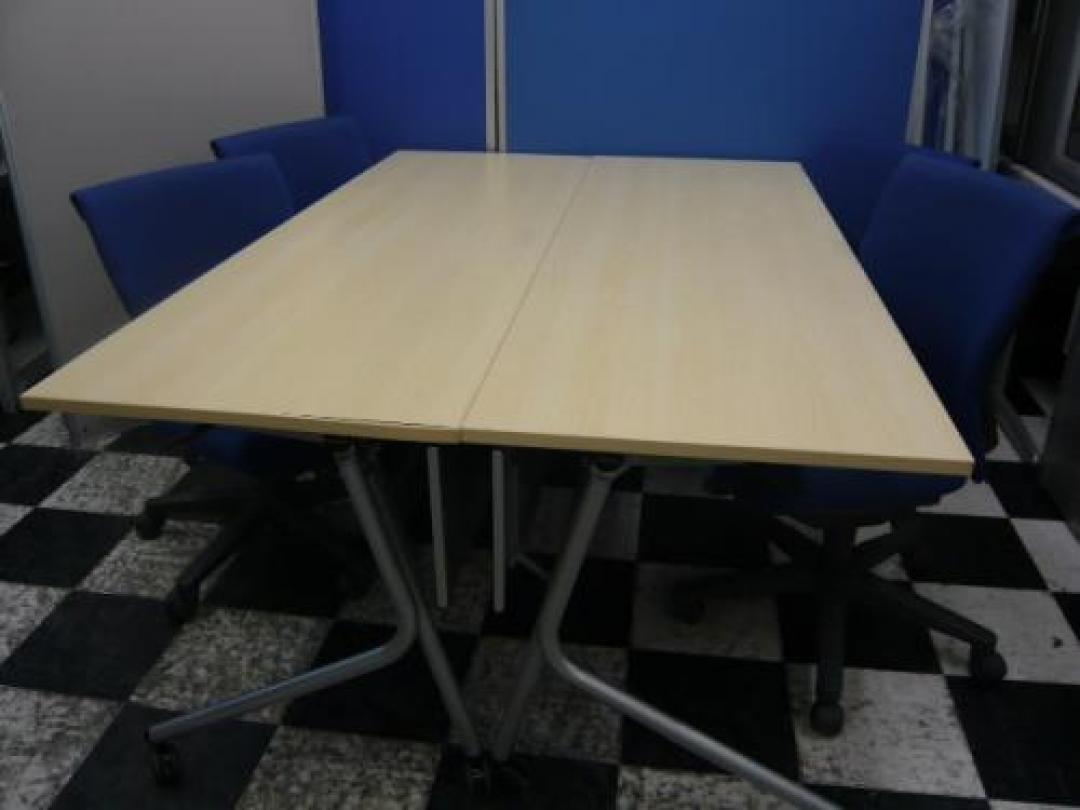 ■状態良好■【セット商品】サイドスタックテーブル×2台とトレンザチェア肘無しのセット商品になります。サイドスタックテーブルも向かい合わせればちょっとした簡易ミーティングテーブルに早変わり。
                                    中古
            