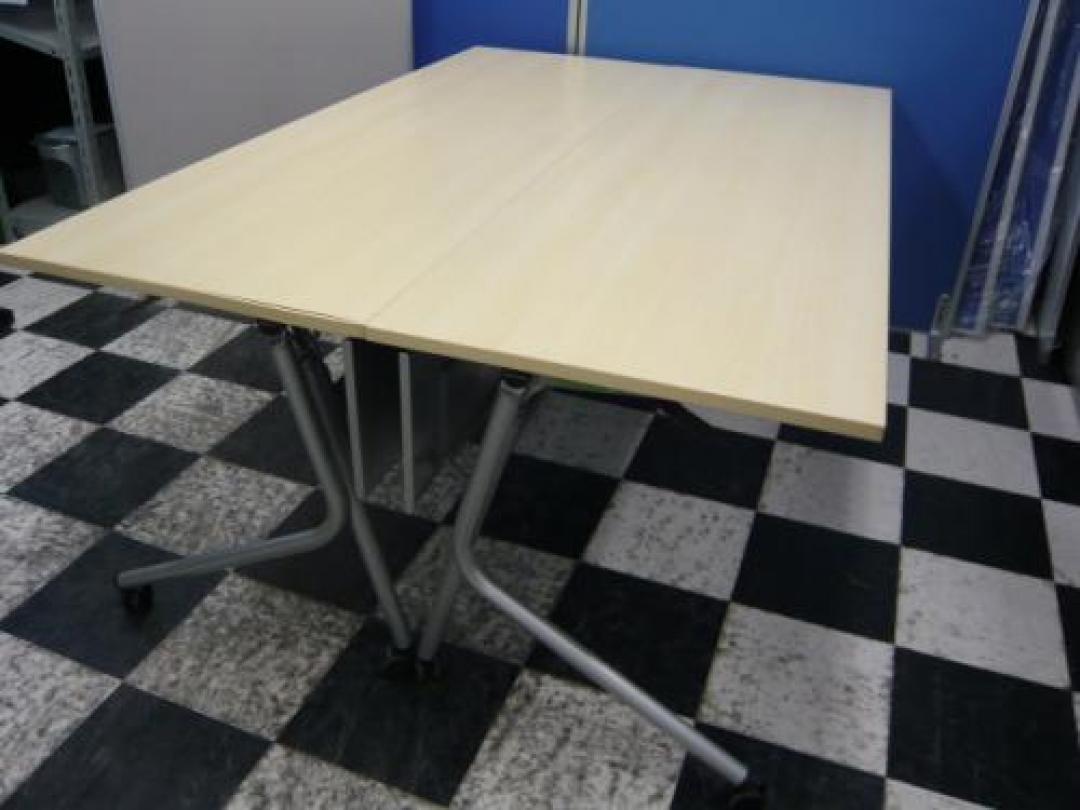 ■状態良好■【セット商品】サイドスタックテーブルを2台合せて簡易ミーティングテーブルにしました。
                                    中古
            
