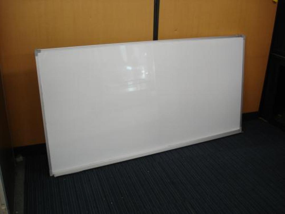 【壁掛け】【フックついてます】【ペン置き付属】<br>壁掛けホワイトボード（幅1800mm)
                                    中古
            