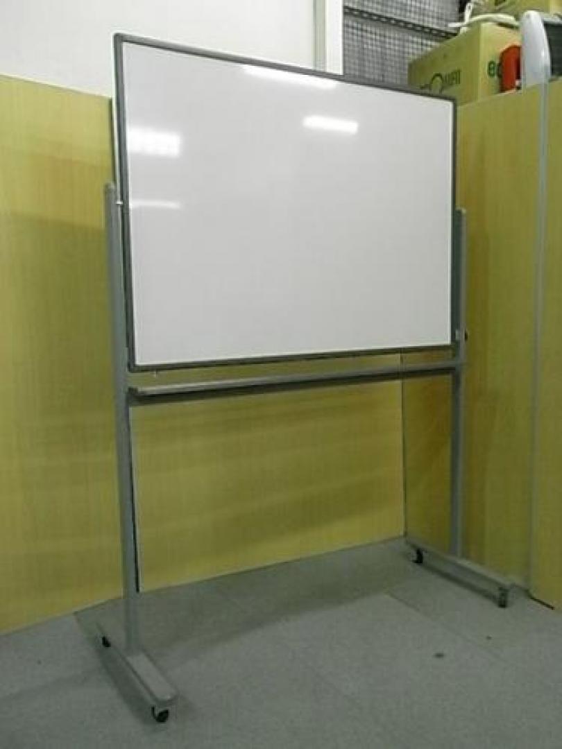 【状態良好！】■両面ホワイトボード　自立式　■幅1200ｍｍタイプ
                                    中古
            