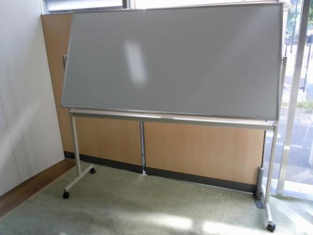 自立式両面ホワイトボード　■　内田洋行　■　【盤面を止める部材がありません】
                                    中古
            