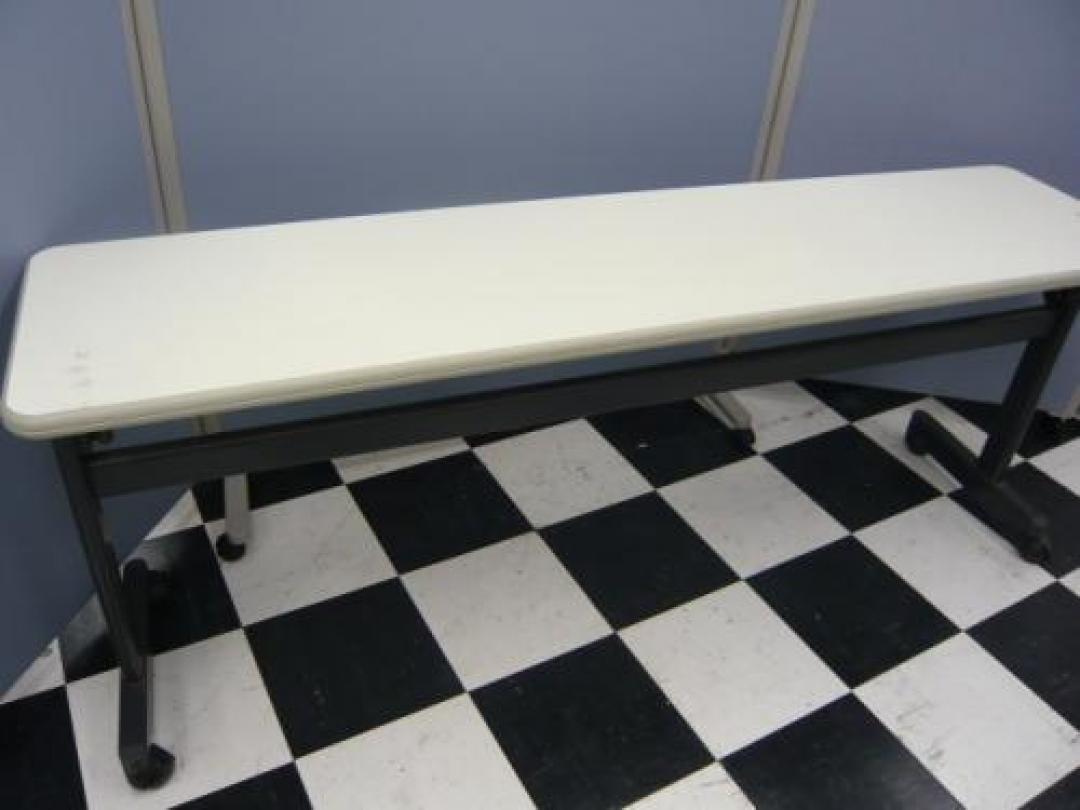 プラス製サイドスタックテーブルが入荷。Ｗ1800だからゆったり使えます。会議室にいかがでしょう。
                                    中古
            