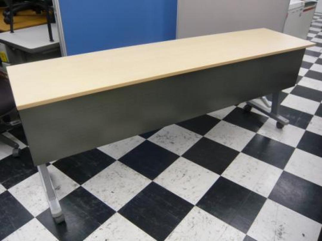 オカムラ製サイドスタックテーブルが入荷。1台限り。目に優しいナチュラル色です。
                                    中古
            