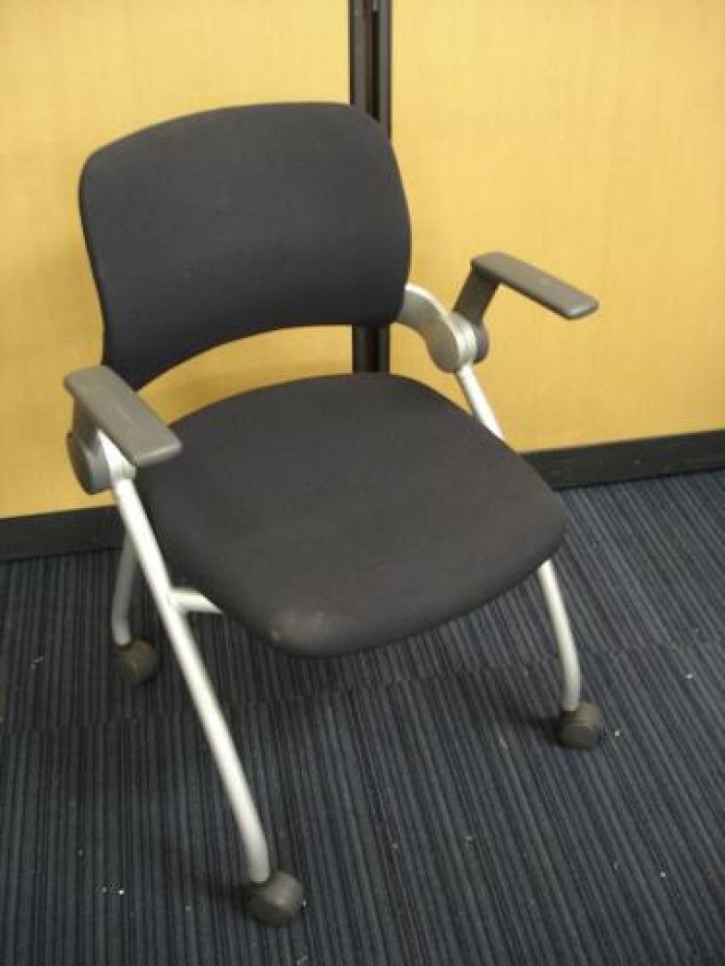 【おつとめ品】【オカムラ製】【珍しい】【あら、可愛い】<br>ジグザチェア！【会議チェア】
                                    中古
            