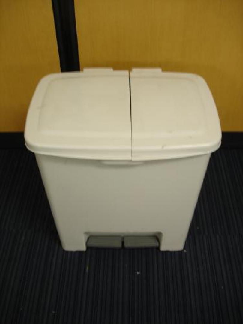 フットペダル付きのゴミ箱！これは便利！
                                    中古
            