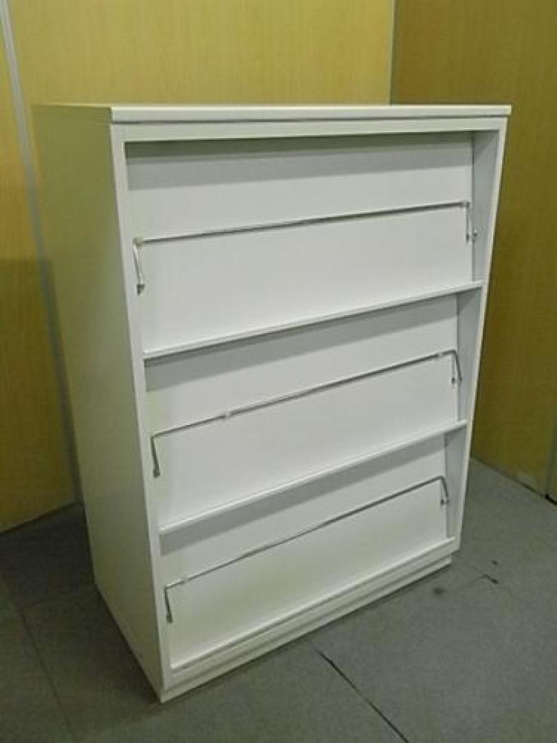 【状態良好　資料などの収納に便利】■内田洋行　■雑誌架　　■Ａ４ファイル3段収納可能
                                    中古
            