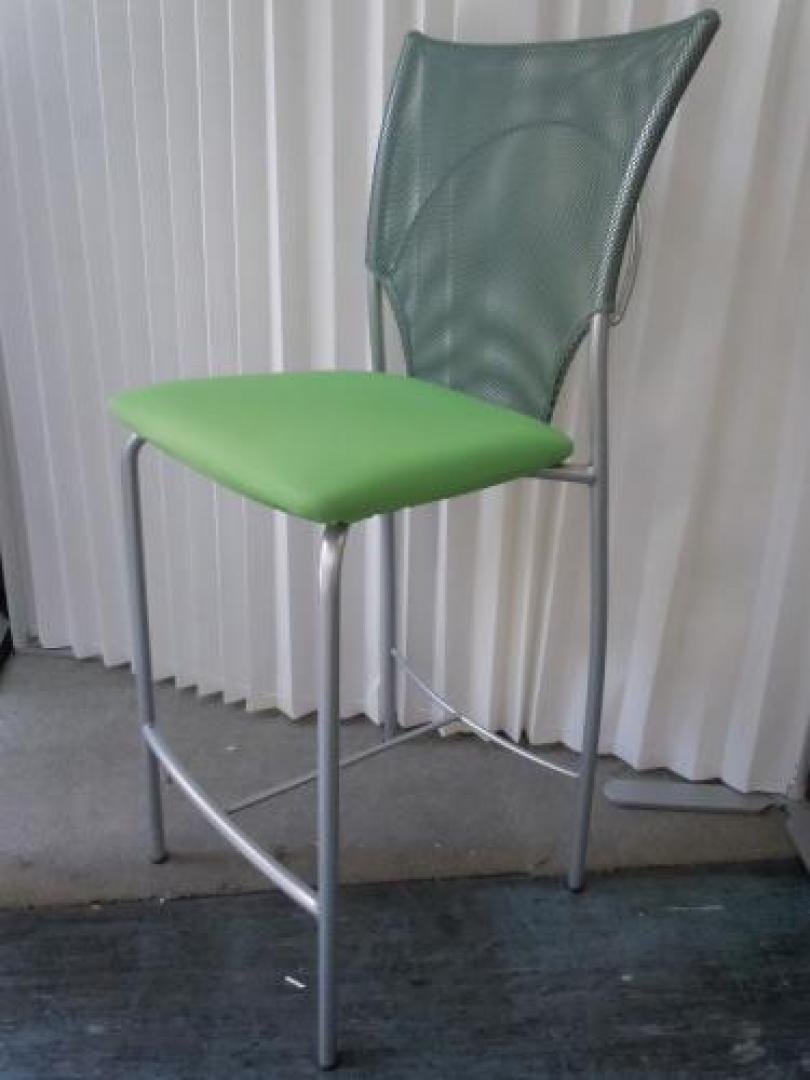 ハルカカウンターチェア　■　休憩室や食堂にいかがですか？
                                    中古
            