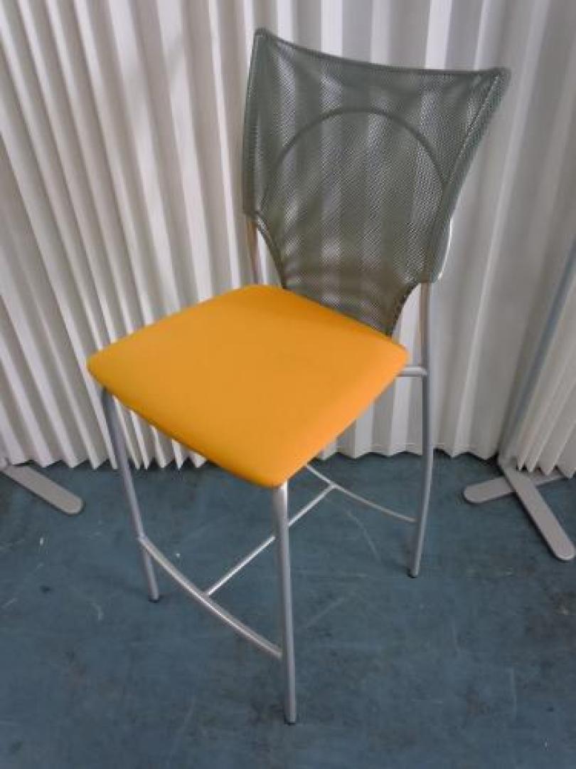 ハルカカウンターチェア　■　休憩室や食堂にいかがですか？
                                    中古
            